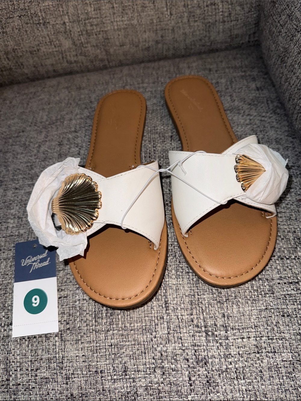 NWT Universal Thread White Slide Sandals w/ Gold Shell Accent beach casual sz 9 - Picture 2 of 6